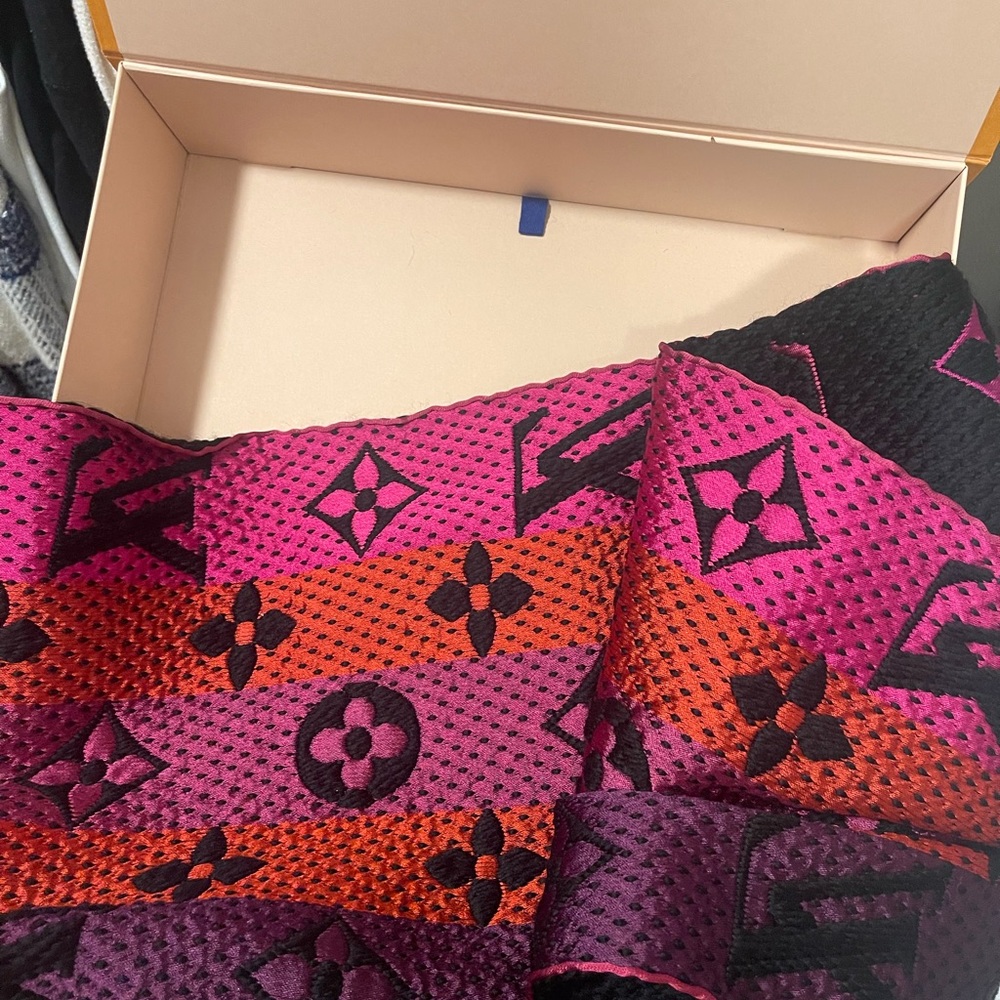 Louis Vuitton wool/silk scarf - Picture 3 of 4